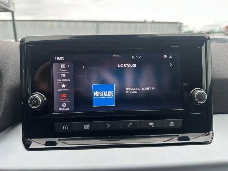 Écran tactile central du SEAT Arona 2025 affichant la radio Nostalgie, avec commandes autour et finition noire brillante.