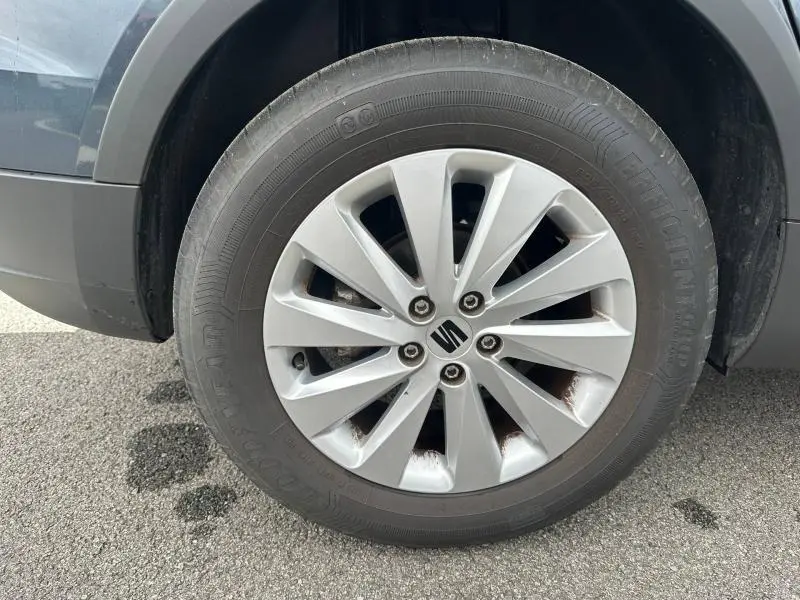 Gros plan sur la roue avant gauche du SEAT Arona 2025 gris Magnétique Métal avec jante argentée à dix branches.