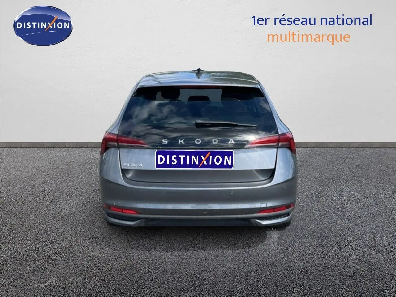 Vue arrière d'une Skoda Scala gris graphite métallisé, avec feux arrière allongés et hayon fermé.
