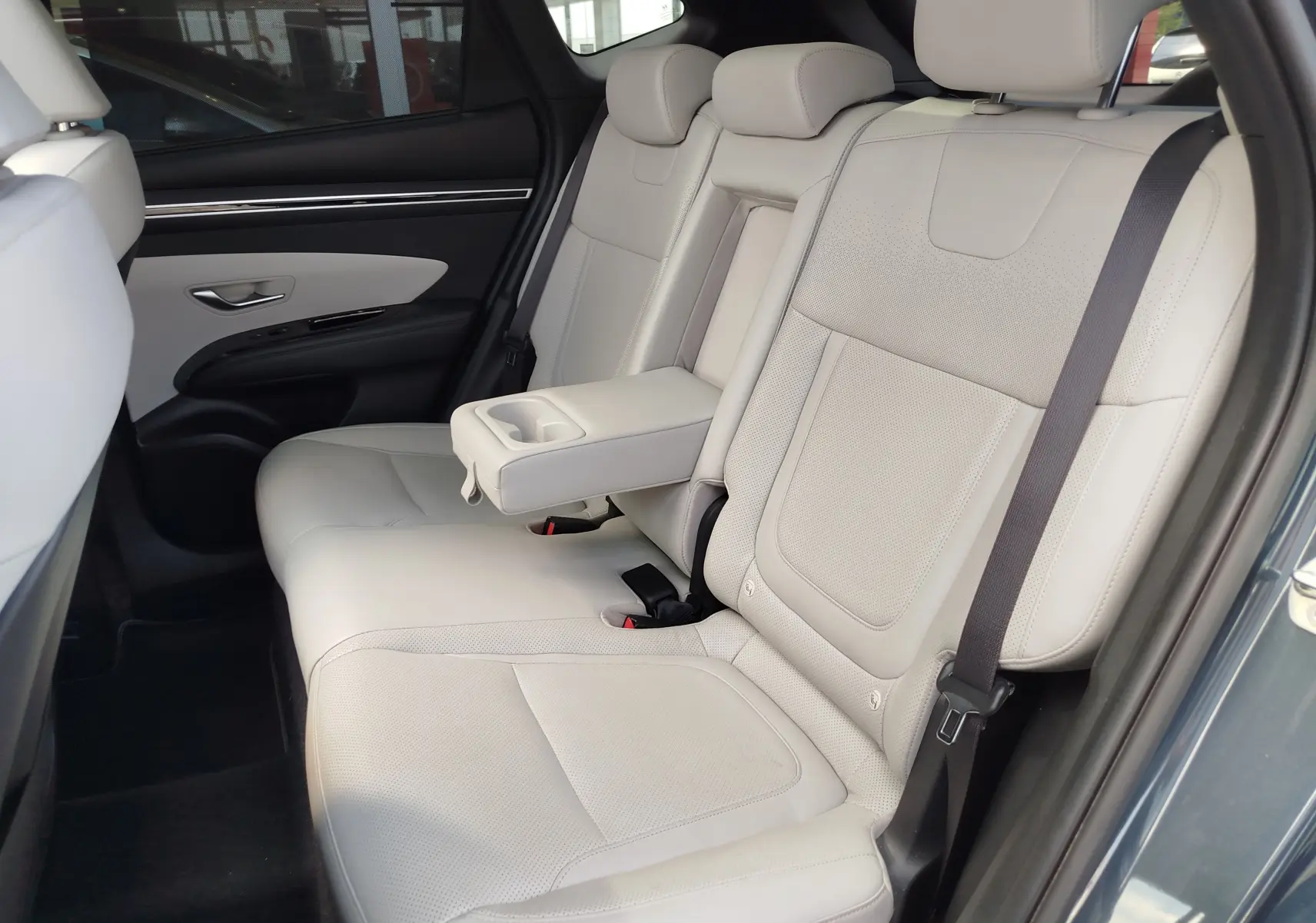 Vue latérale droite de la banquette arrière cuir beige clair du Hyundai Tucson 2021 Teal Blue Métal.