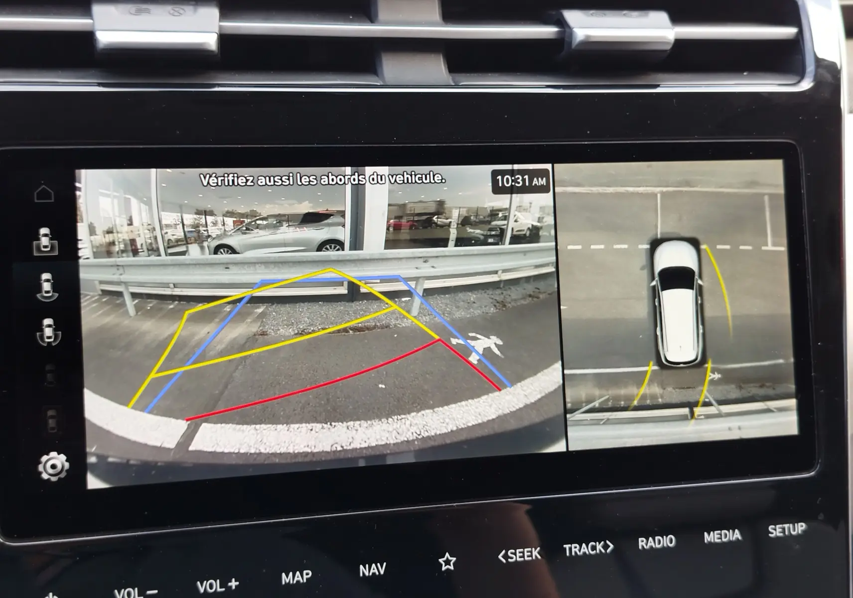 Écran multimédia du Hyundai Tucson 2021 montrant la caméra de recul et la vue 360° en stationnement.
