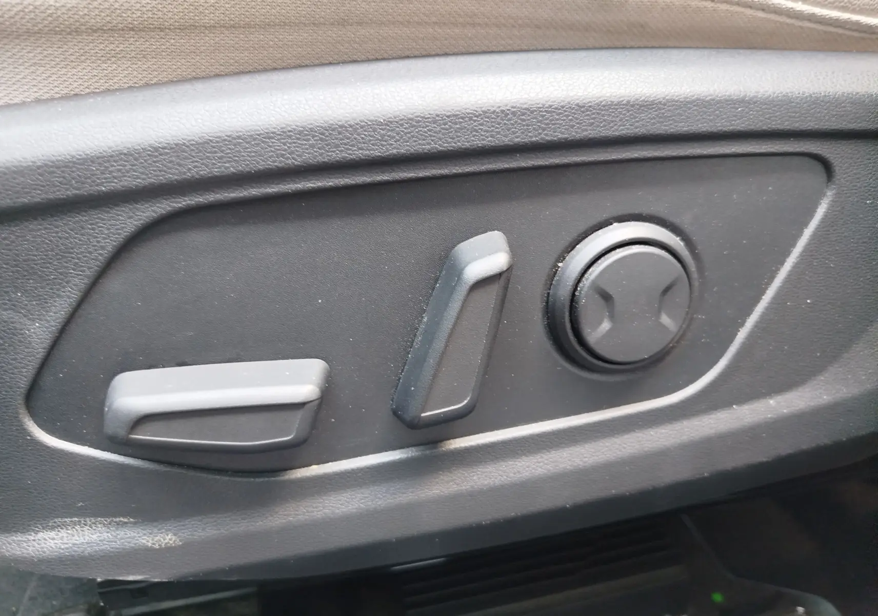 Détail des commandes électriques de réglage du siège côté conducteur dans un Hyundai Tucson 2021 finition Executive.