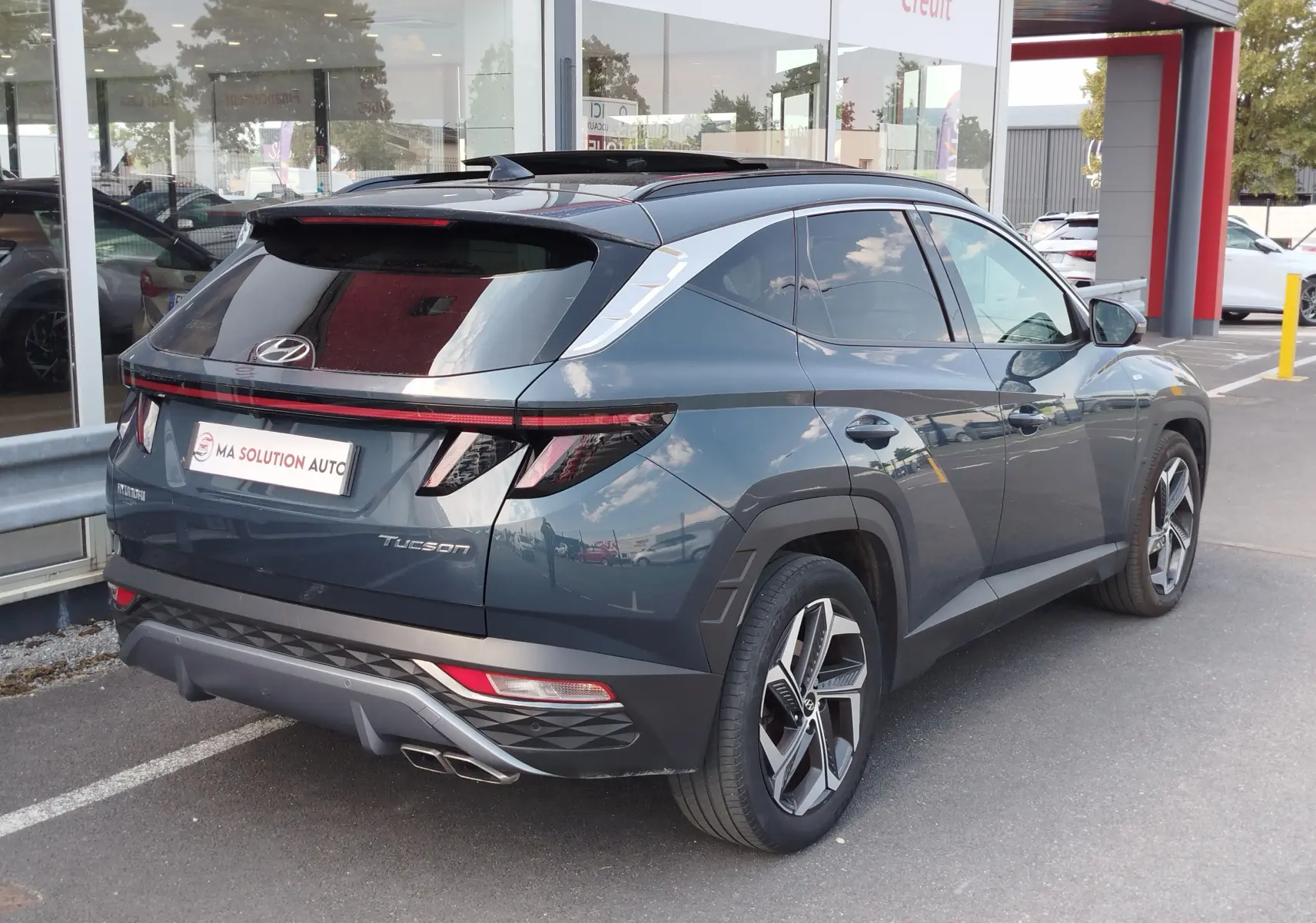 Vue 3/4 arrière droite du Hyundai Tucson 2021 Teal Blue Métal avec feux arrière LED et jantes alliage distinctives.
