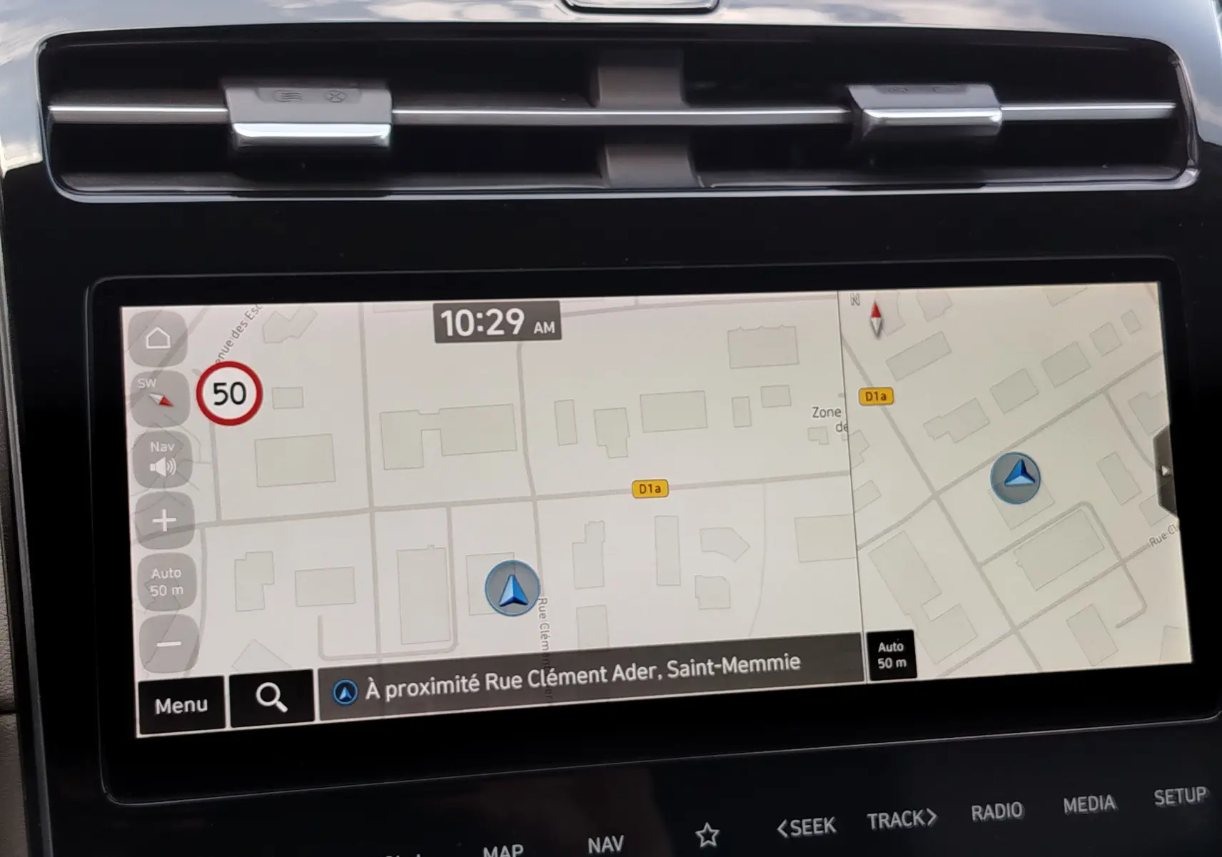 Vue rapprochée de l’écran tactile du système de navigation du Hyundai Tucson 2021, affichant une carte et la vitesse limitée à 50 km/h.