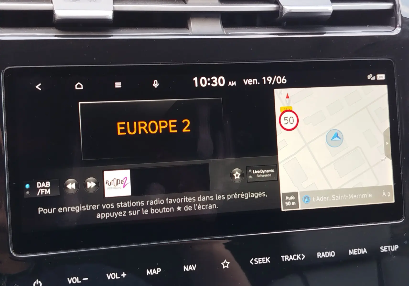 Écran central tactile du Hyundai Tucson 2021 affichant la radio Europe 2 et la navigation GPS.