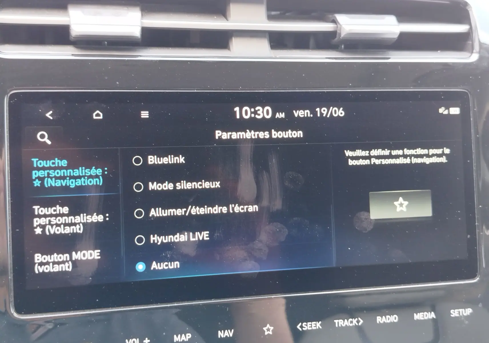 Écran tactile intérieur du Hyundai Tucson 2021 en Teal Blue, affichant les paramètres de personnalisation des boutons.