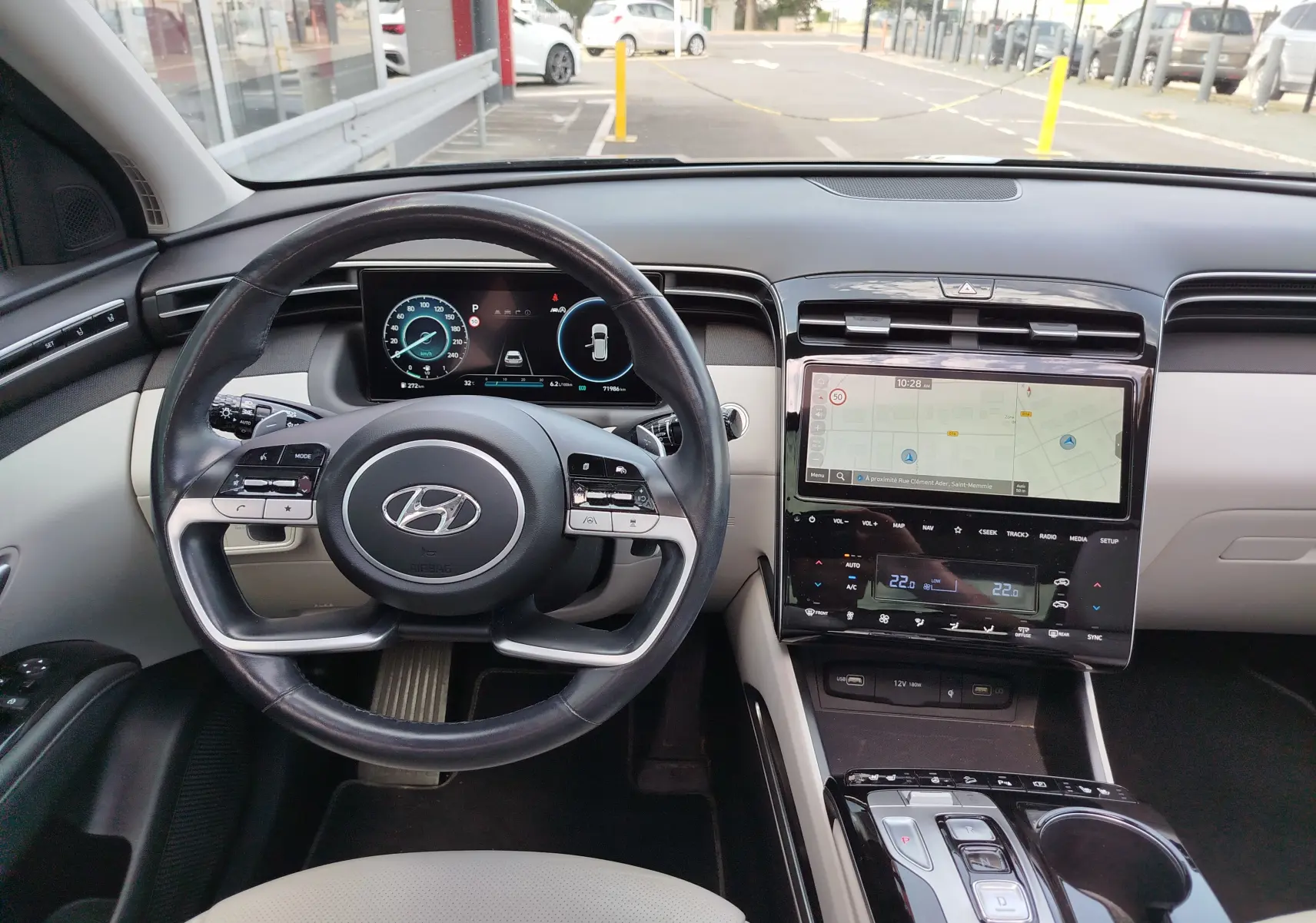 Vue intérieure du tableau de bord et volant du Hyundai Tucson 2021 avec écran tactile central et affichage numérique.