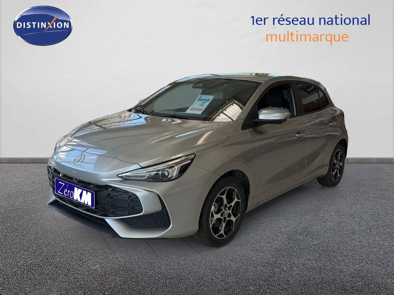 Vue 3/4 avant d'une MG3 1.5L Hybrid+ 195CH Luxury en Cosmic Silver Metal avec jantes alliage noires et grises.
