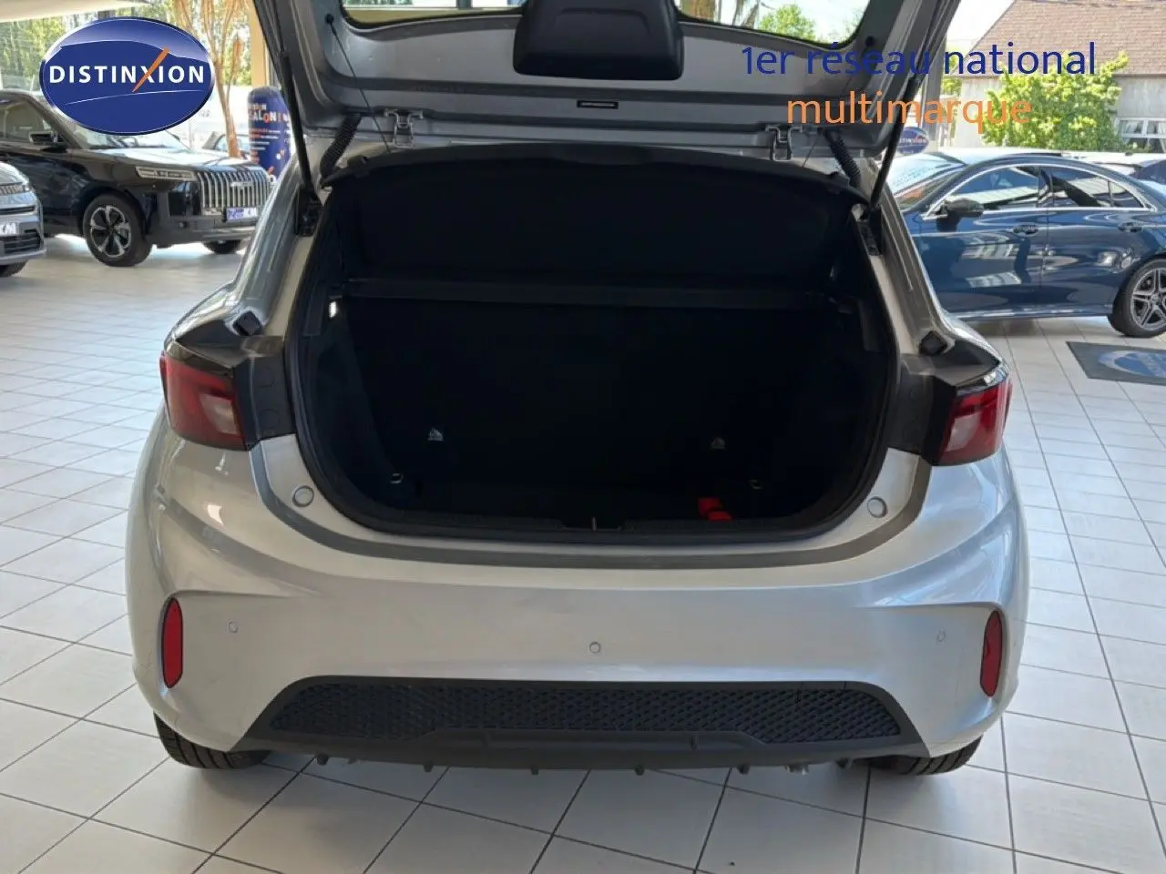 Vue arrière d’un MG3 1.5L Hybrid+ 195ch Luxury en Cosmic Silver Metal avec coffre ouvert en concession.