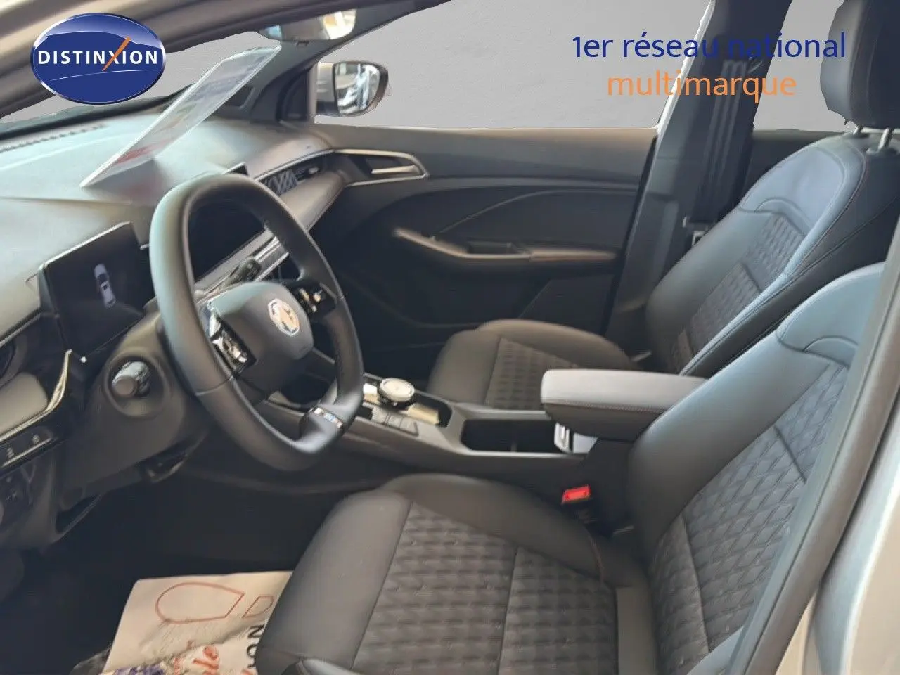 Vue intérieure côté conducteur de la MG3 1.5L Hybrid+ 195ch Luxury avec sièges noirs en tissu et cuir, volant multifonction.