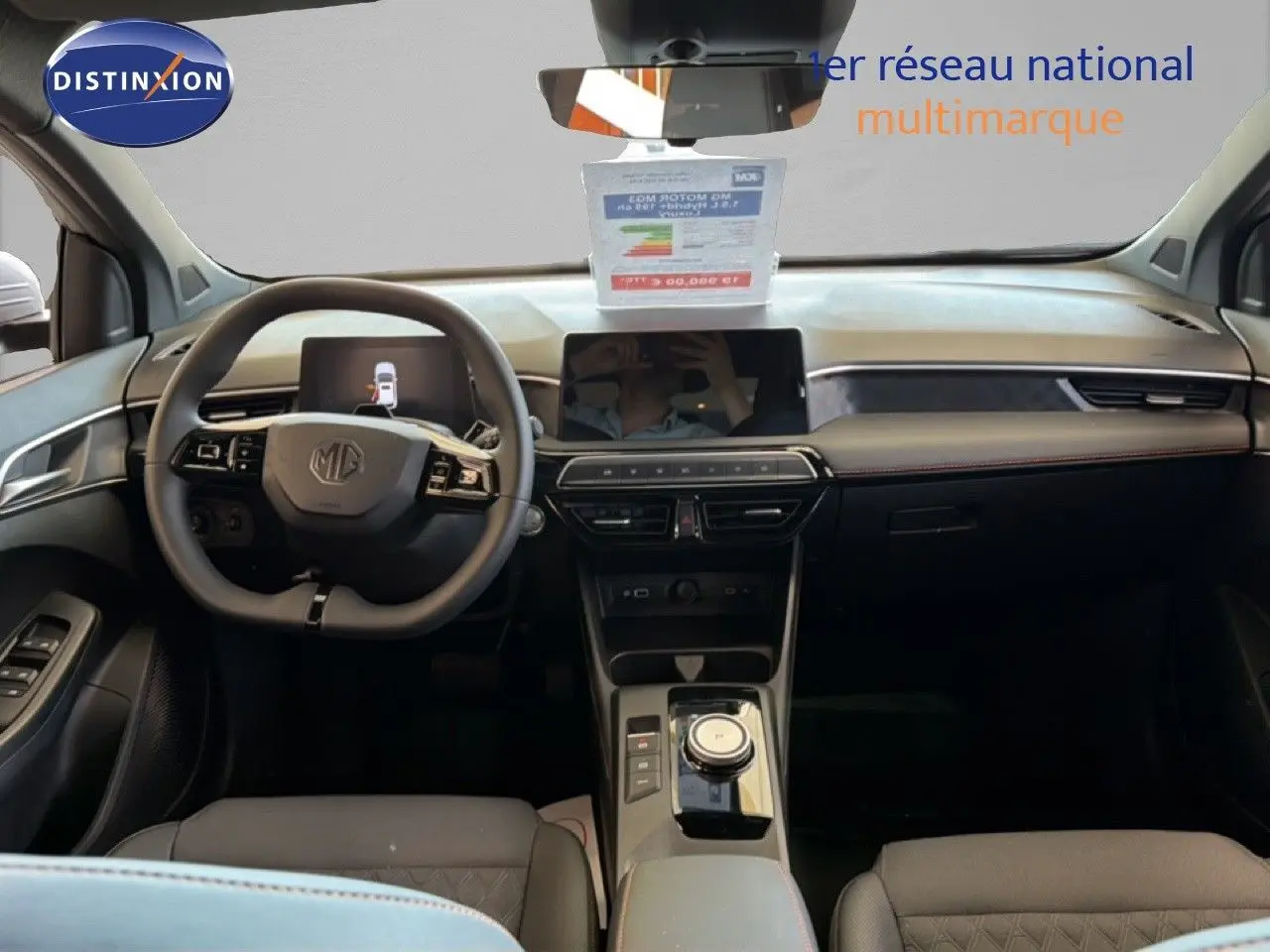 Vue intérieure avant du MG3 1.5L Hybrid+ 195CH Luxury avec tableau de bord moderne et volant multifonction noir.