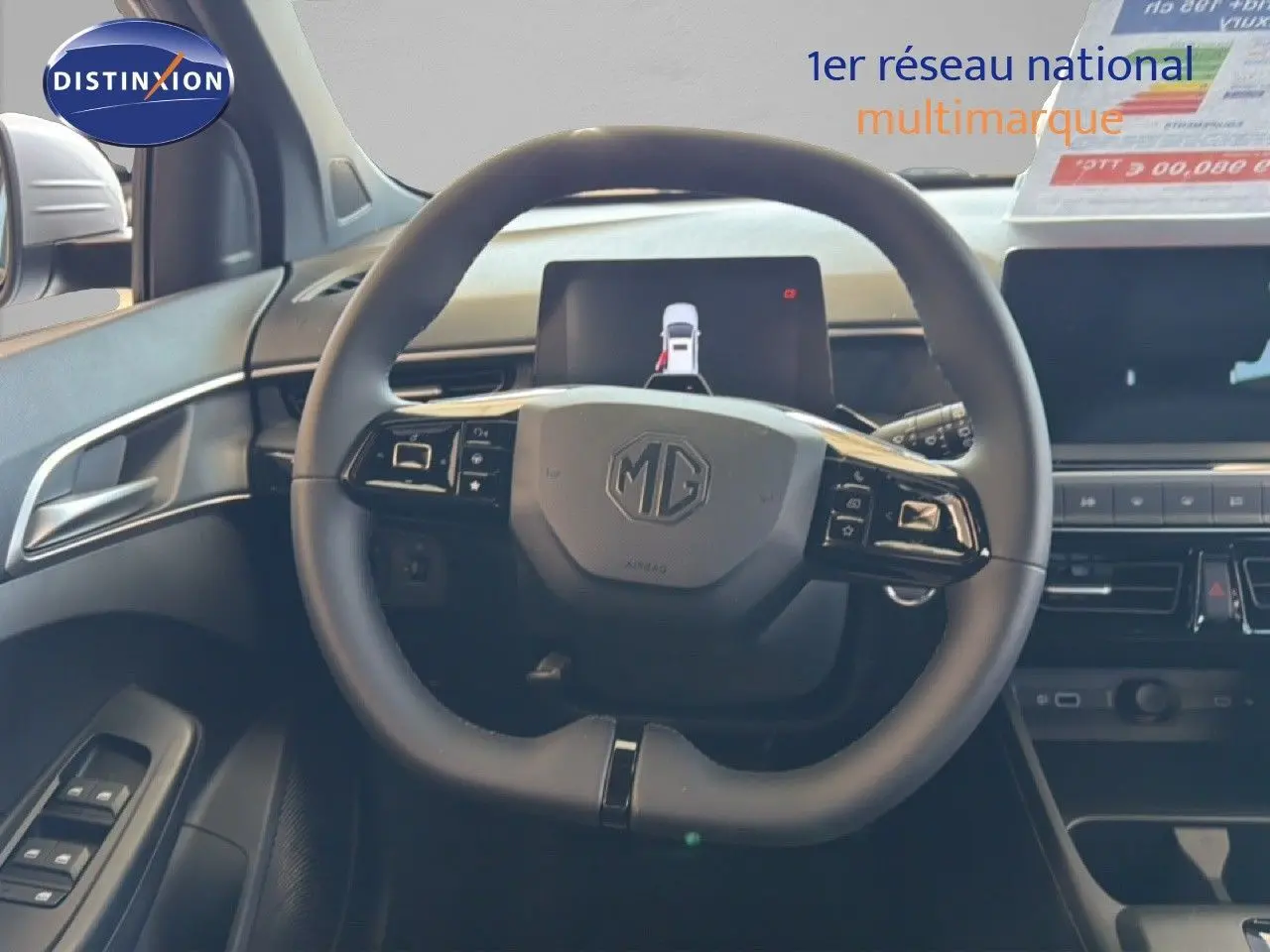 Vue intérieure centrée sur le volant noir du MG3 2026 avec tableau de bord et écran tactile en arrière-plan.
