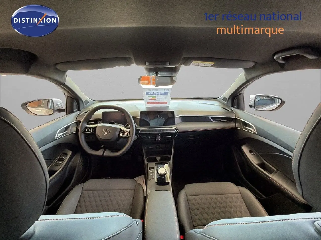 Vue intérieure avant de la MG3 1.5L Hybrid+ 195ch Luxury, tableau de bord moderne et sièges noirs en tissu et cuir.