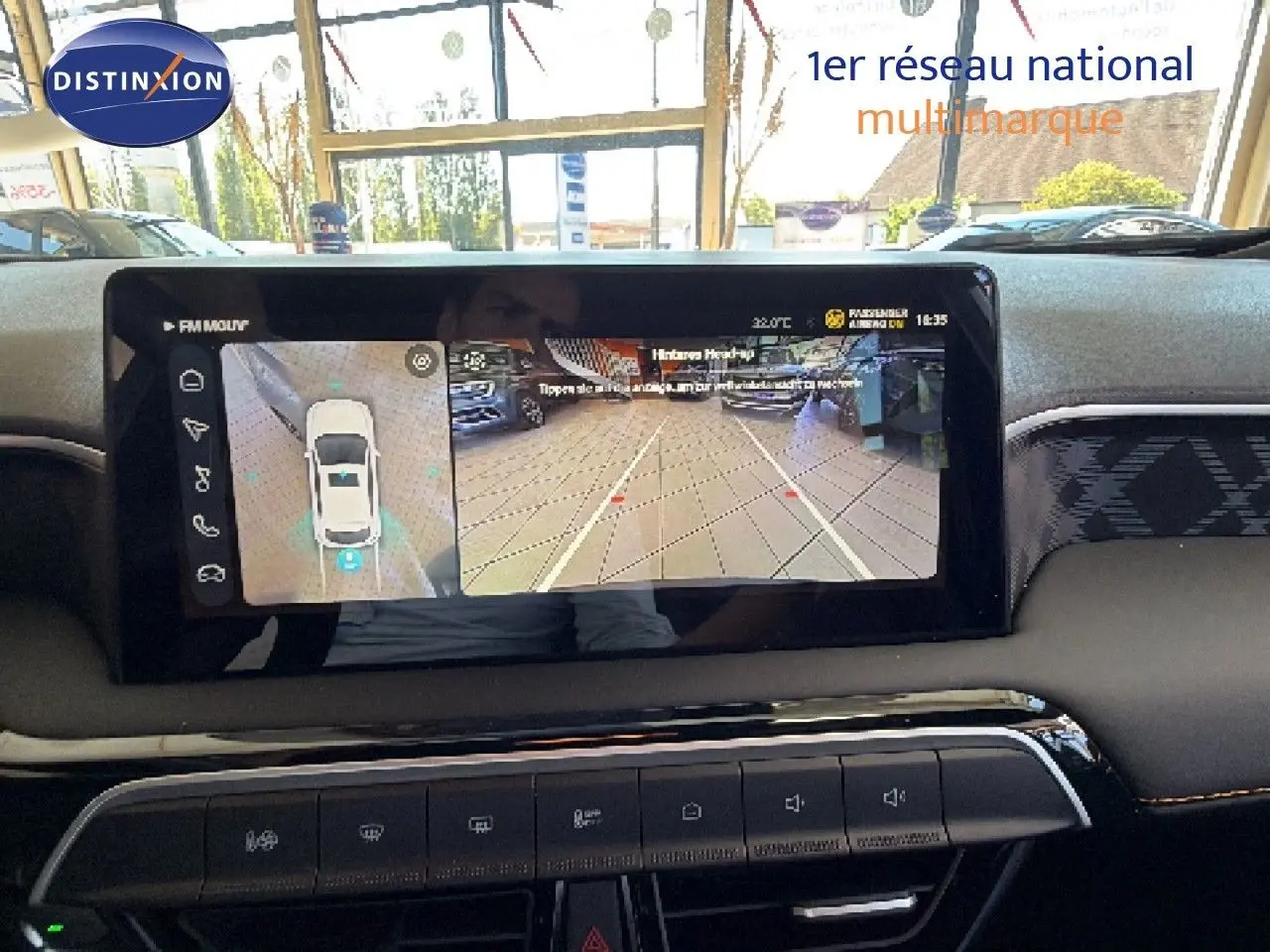 Vue intérieure du tableau de bord du MG3 2026, écran tactile affichant la caméra de recul et la vue à 360°, ambiance moderne.