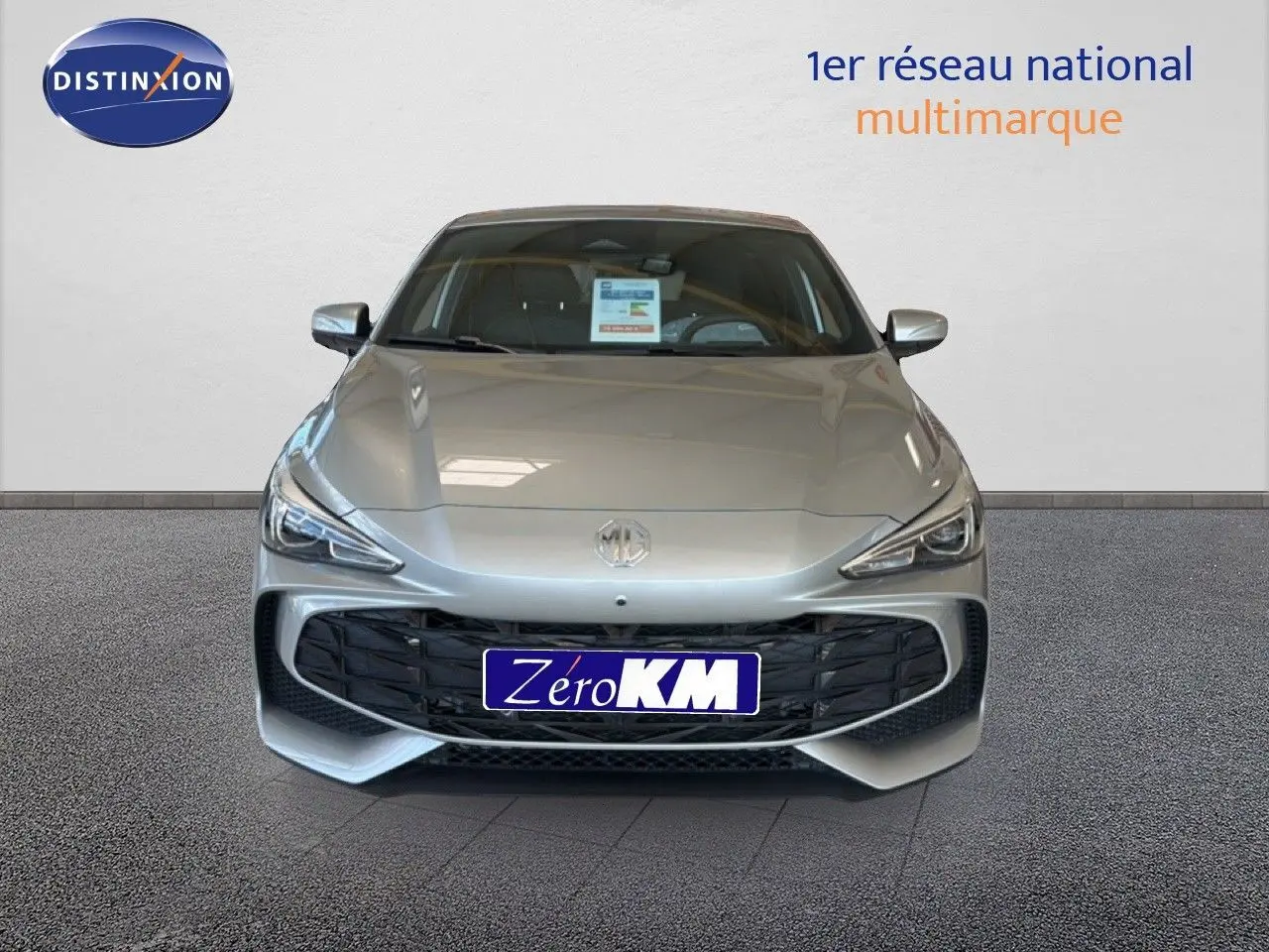 Vue frontale d'une MG3 1.5L HYBRID+ 195CH Luxury en Cosmic Silver Metal avec calandre noire et phares effilés.