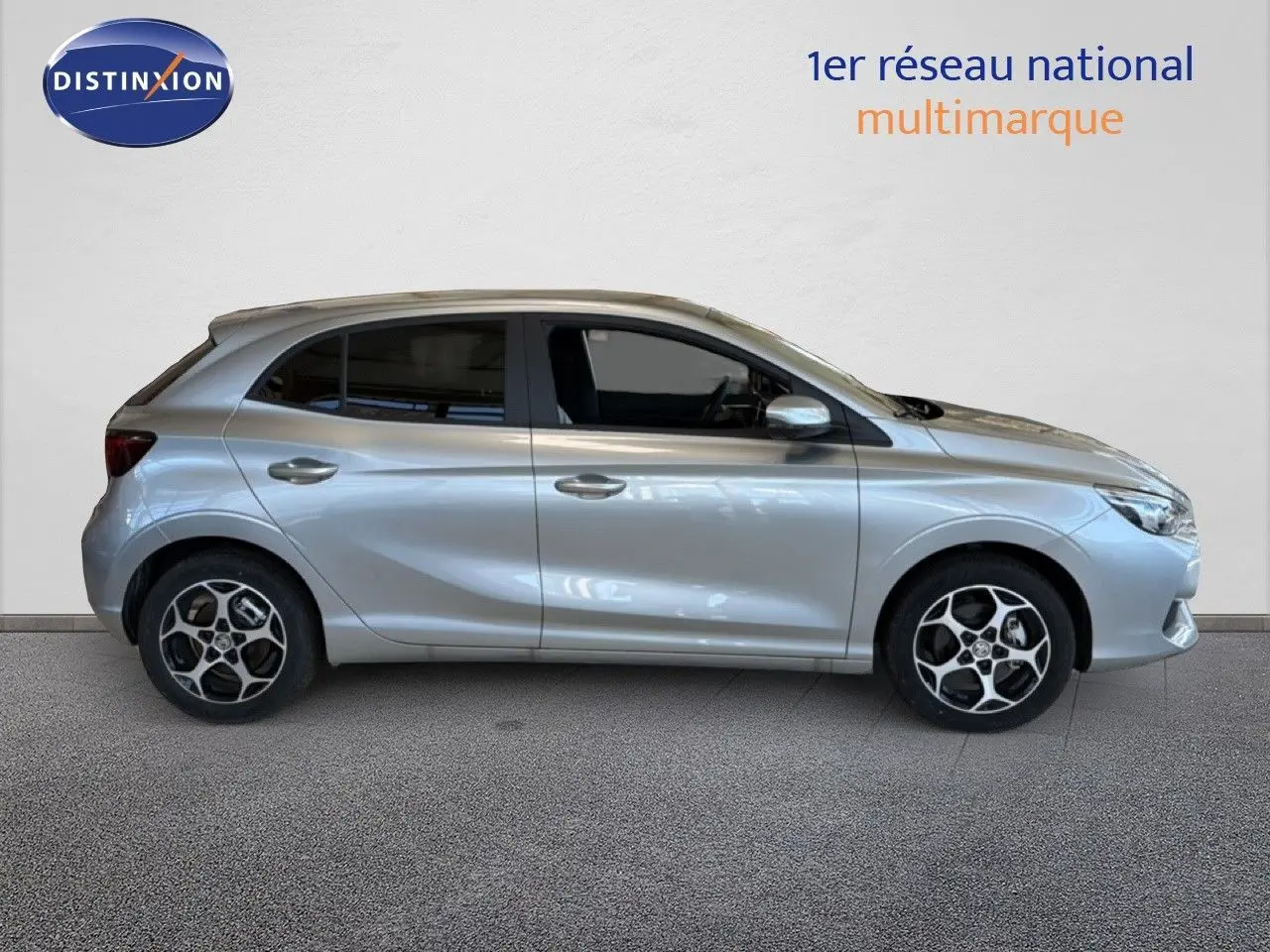 Vue latérale gauche d'une MG3 1.5L Hybrid+ 195ch Luxury en argent cosmique avec jantes alliage noires et grises.
