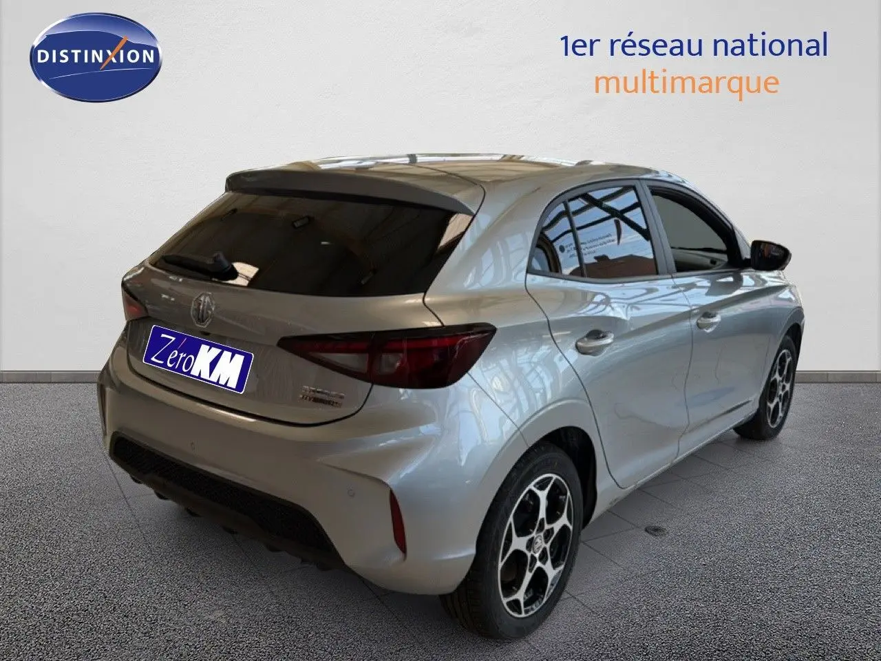 Vue 3/4 arrière droite de la MG3 1.5L Hybrid+ 195ch Luxury en Cosmic Silver Metal, avec jantes alliage et vitres teintées.