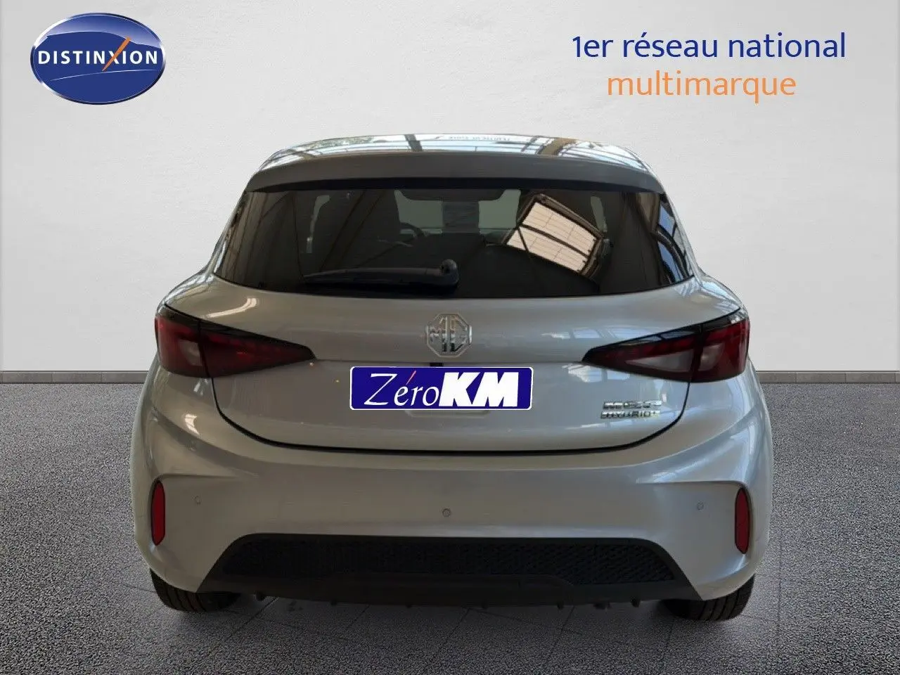 Vue arrière d'une MG3 1.5L Hybrid+ 195CH Luxury en Cosmic Silver Metal, avec feux arrière foncés et vitrage teinté.