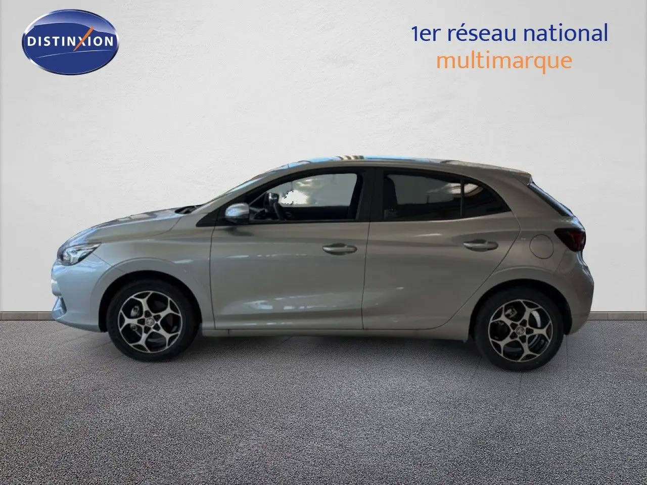 Vue de profil côté gauche d'une MG3 1.5L Hybrid+ 195CH Luxury en Cosmic Silver Metal avec jantes alliage distinctives.