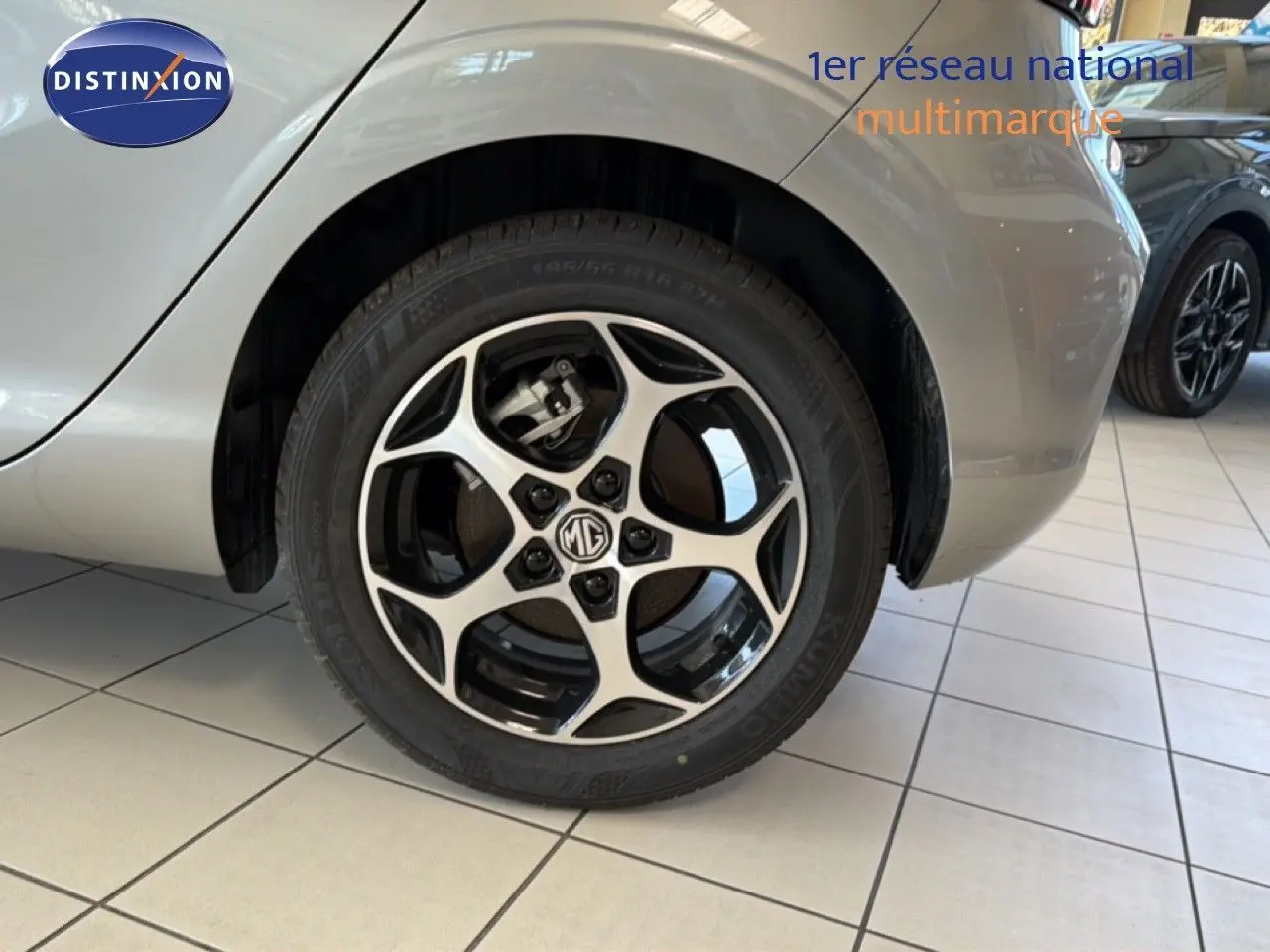 Gros plan sur la roue avant droite d'une MG3 1.5L Hybrid+ 195ch Luxury en Cosmic Silver Metal, jante alliage noire et argent.