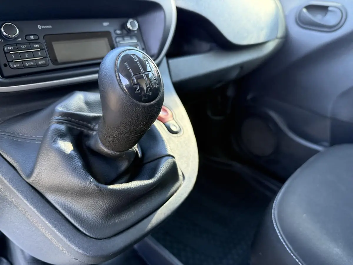 Gros plan sur levier de vitesse manuel noir dans l'habitacle du Renault Kangoo Express gris foncé de 2016