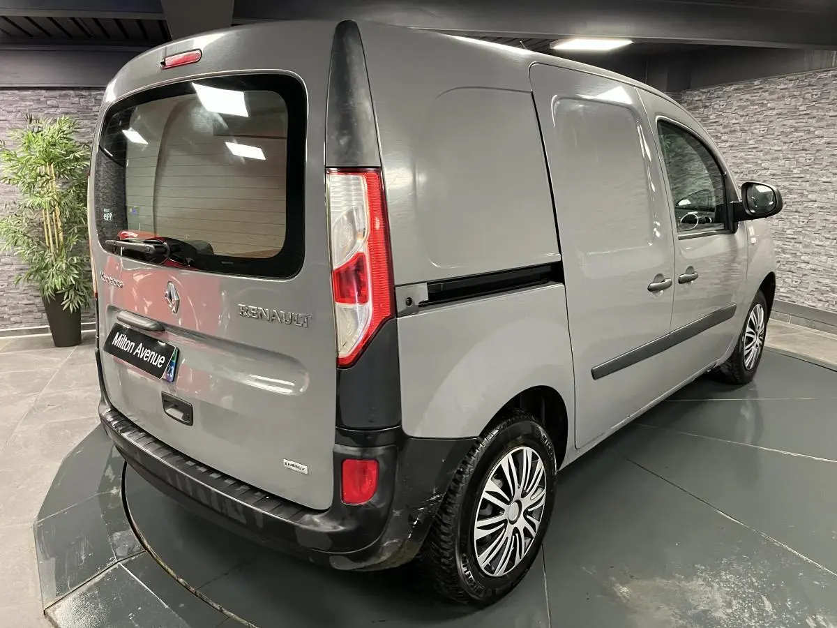 Vue 3/4 arrière droit du Renault Kangoo Express gris foncé avec hayon vitré et porte latérale coulissante tôlée.