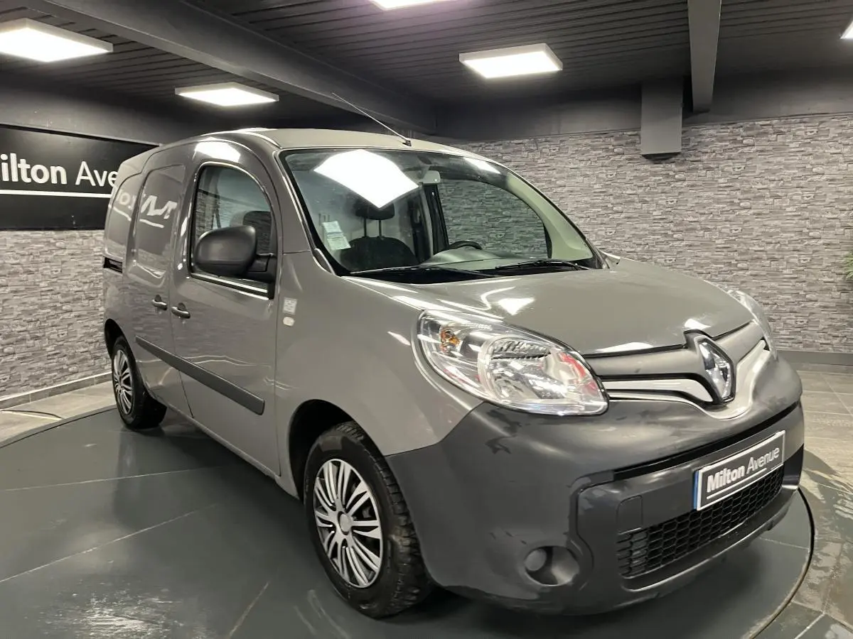 Renault Kangoo Express gris foncé en 3/4 avant droit, avec boucliers noirs et jantes à enjoliveurs pleins.