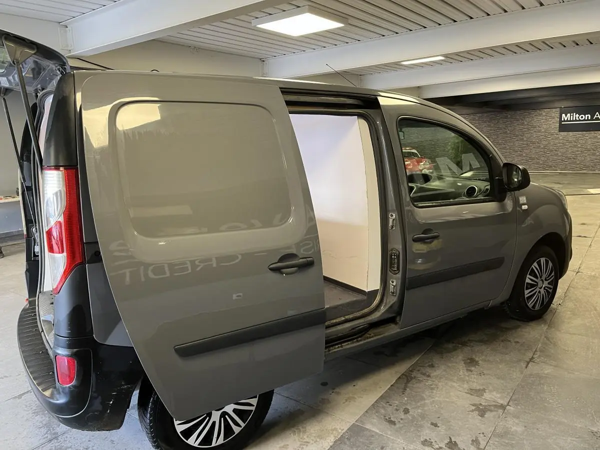 Renault Kangoo Express gris foncé vu de trois quarts arrière droit avec porte latérale gauche coulissante ouverte.