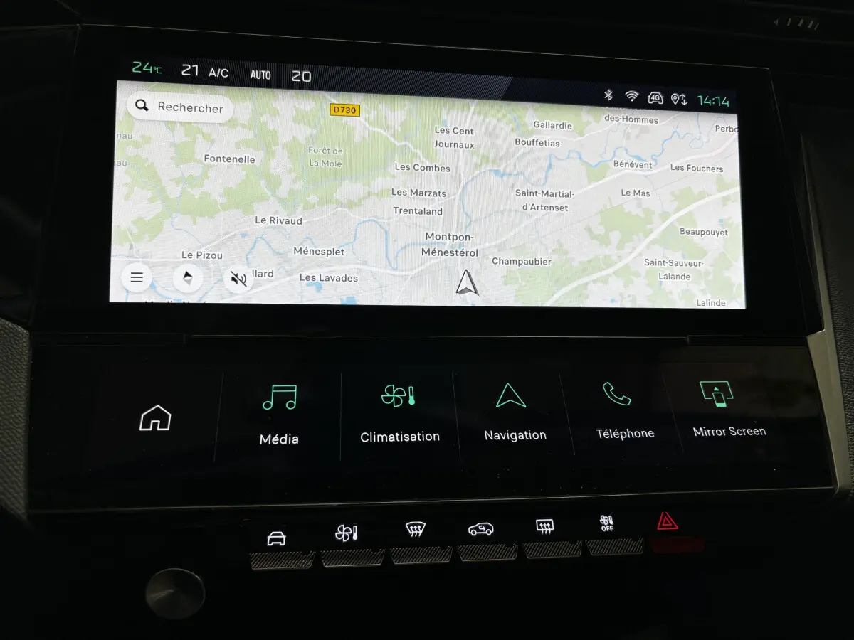 Écran tactile central de navigation et commandes multimédia de la Peugeot 308 gris clair PureTech 130 S&S ALLURE 2024