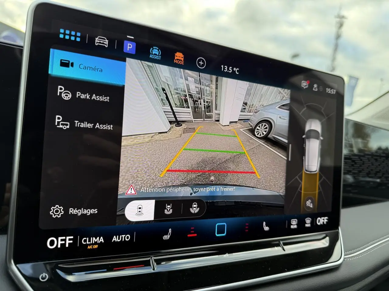 Écran tactile du système Park Assist du Volkswagen Tiguan 2024 montrant la caméra de recul et l’aide au stationnement.