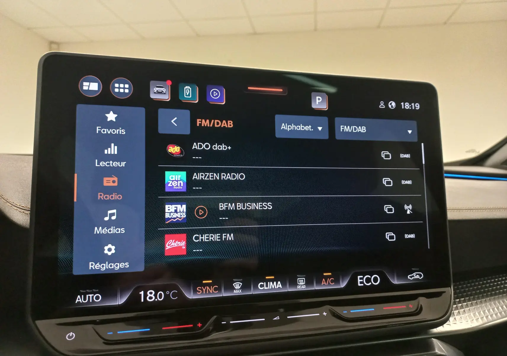 Écran tactile intérieur du CUPRA Formentor 1.5 EHybrid 2025 affichant la radio FM/DAB avec interface moderne.