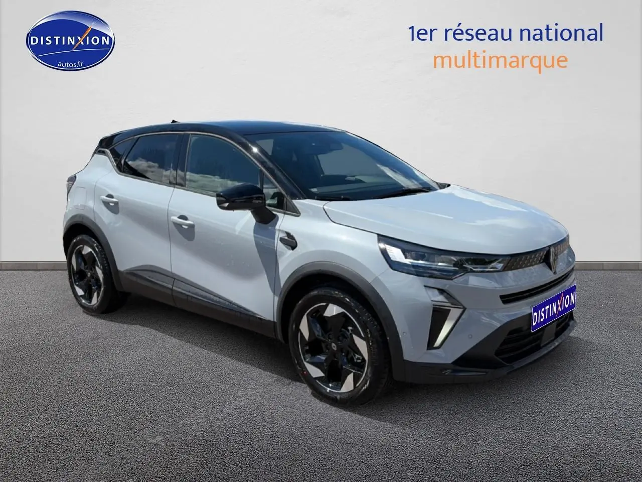 Renault Captur 2026 1.8 e-tech hybride en 3/4 avant, couleur rafale avec toit noir et jantes alu noires.