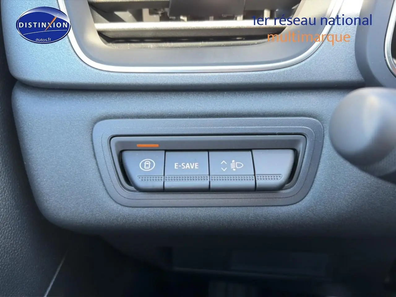 Gros plan sur les commandes E-SAVE et réglage des phares dans l'habitacle du Renault Captur 2026 hybride.