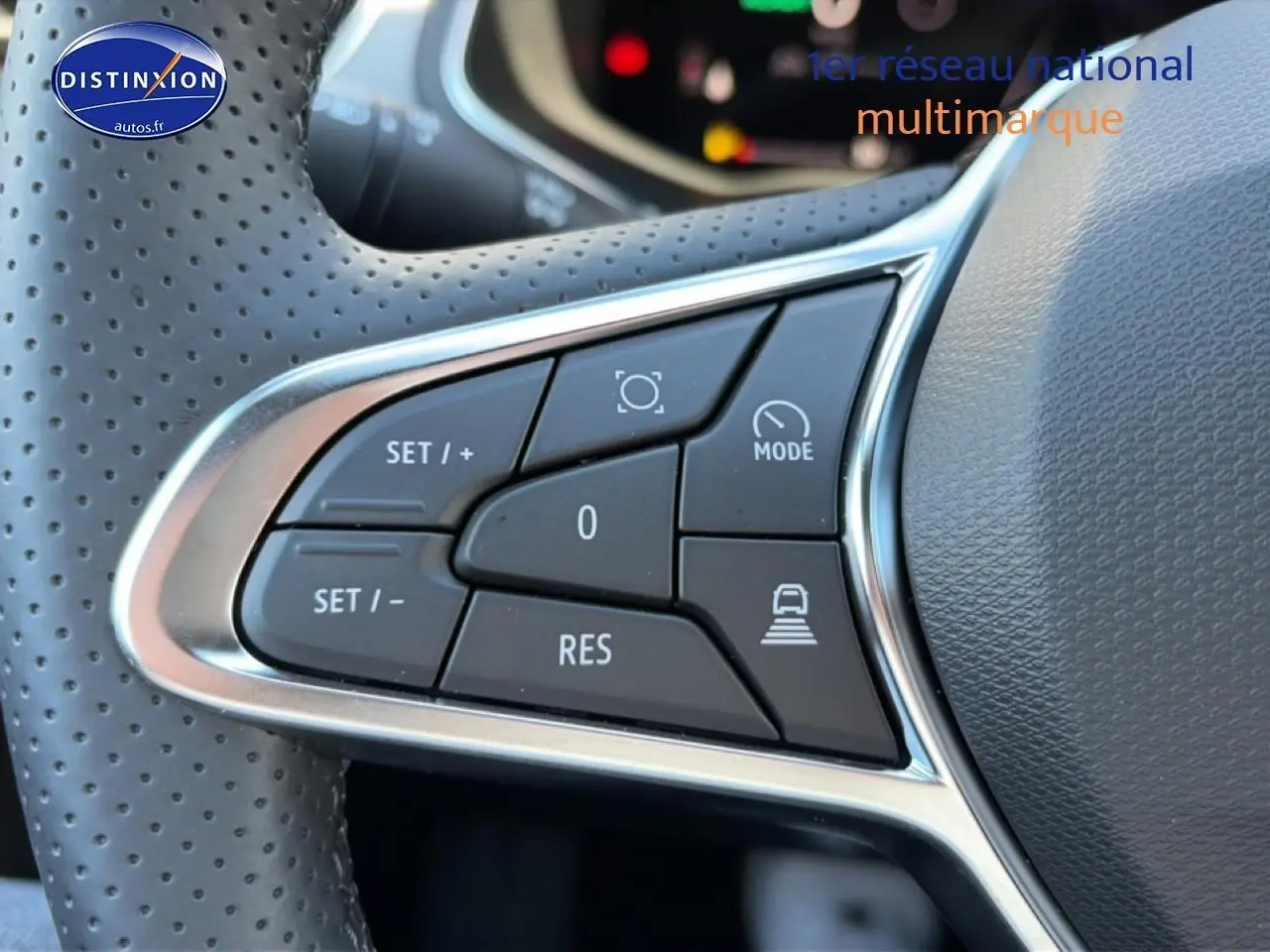 Gros plan sur les commandes du volant multifonction en cuir perforé de la Renault Captur 2026, version hybride.