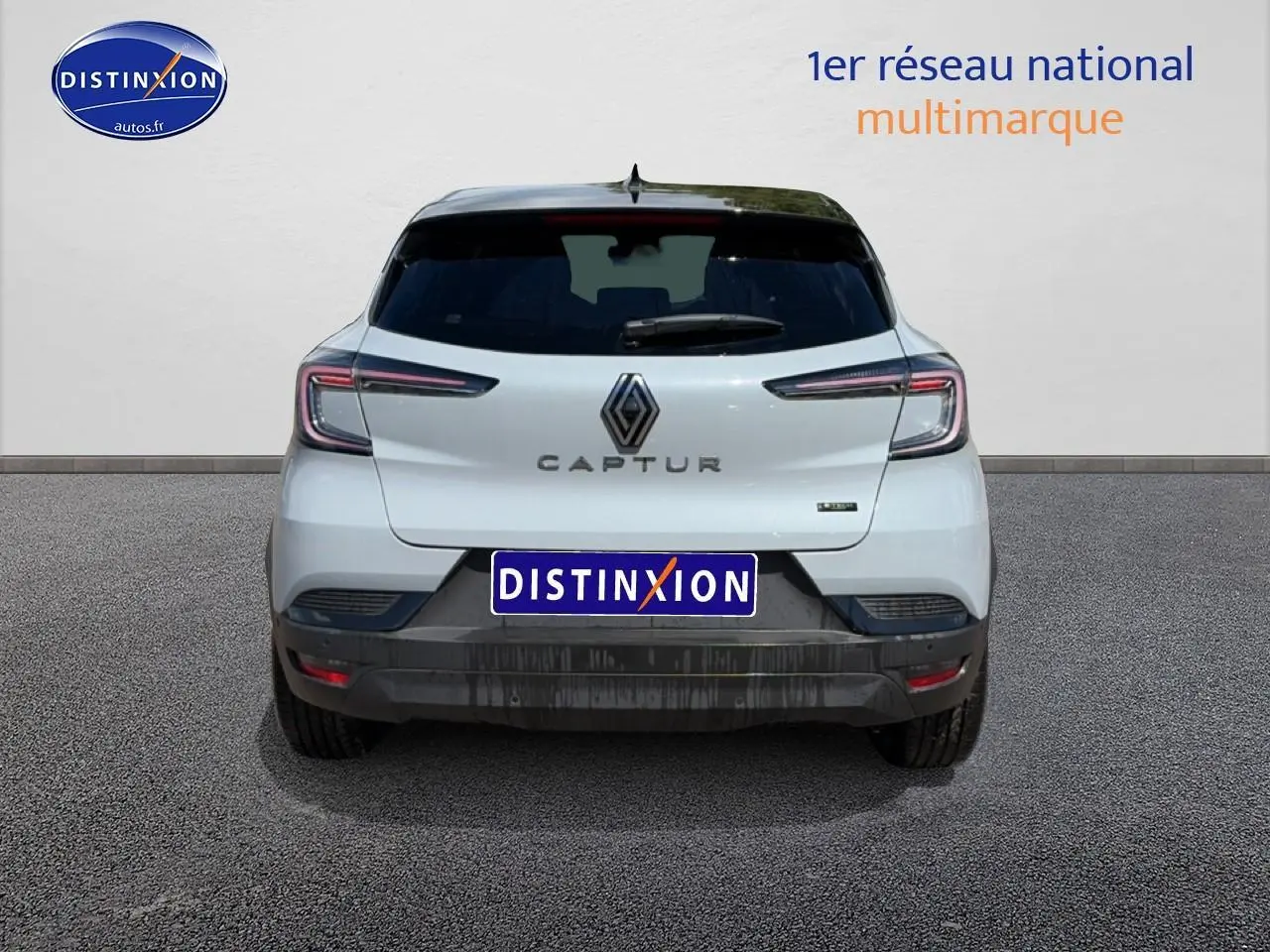 Vue arrière du Renault Captur 1.8 e-tech hybride 2026 en blanc Rafale avec toit noir et feux LED distinctifs.
