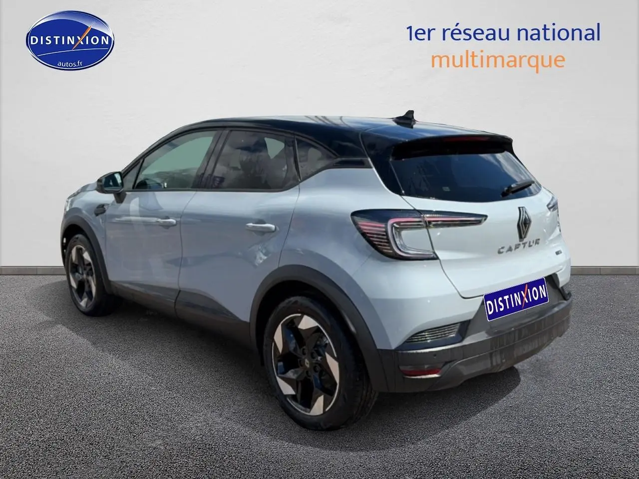 Renault Captur 1.8 e-tech hybride 2026 en 3/4 arrière, couleur rafale avec toit noir et jantes alu distinctives.