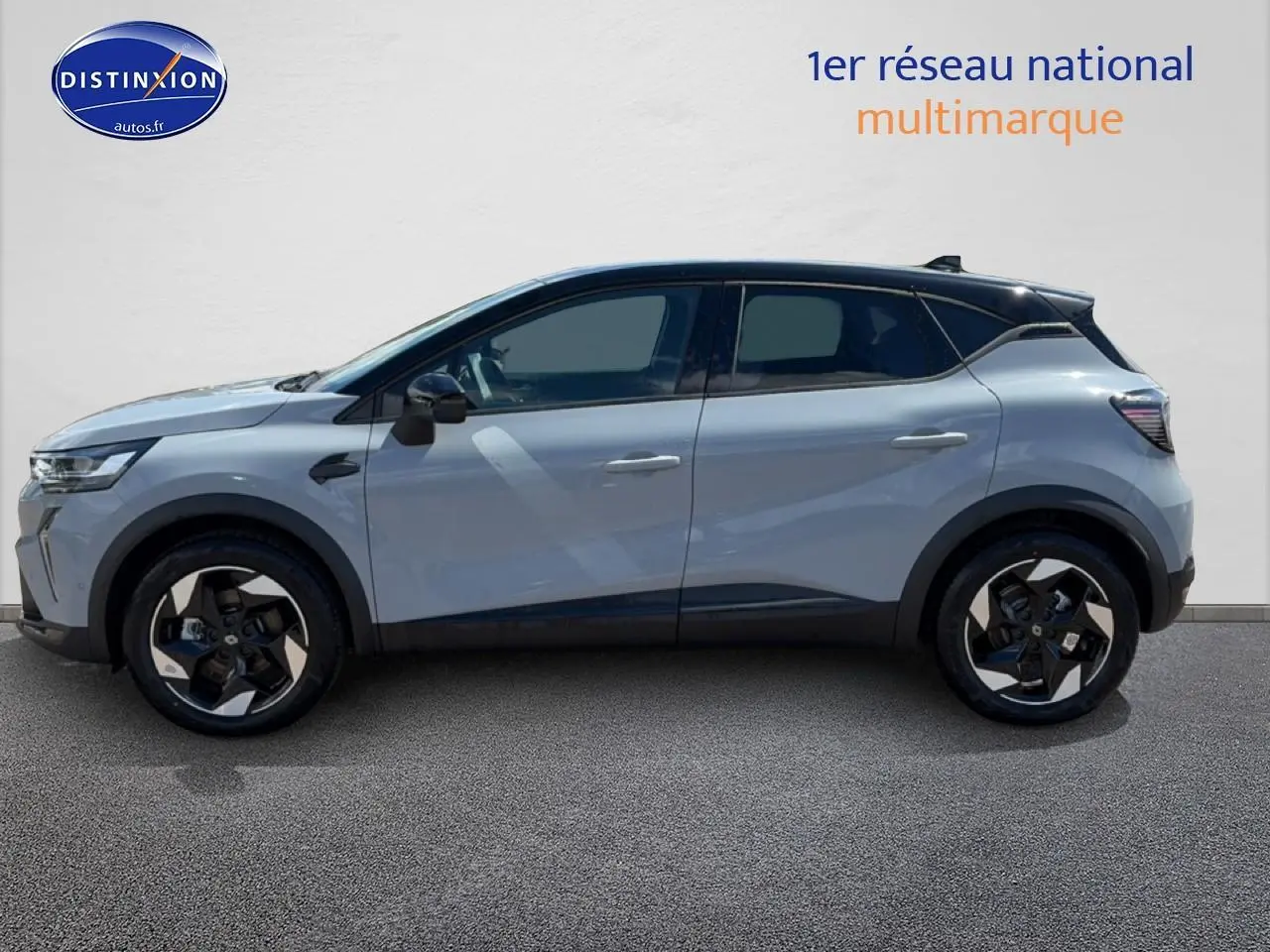 Profil droit du Renault Captur 1.8 e-tech hybride 2026 en couleur Rafale avec toit noir et jantes alu distinctives.