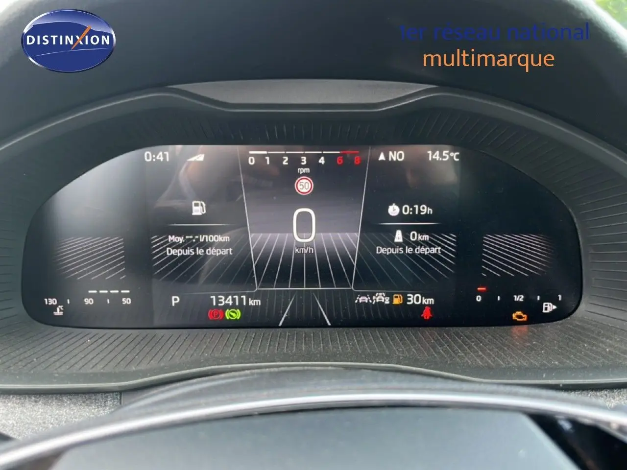 Tableau de bord numérique de Skoda Scala 2025 affichant la vitesse, la température et les alertes, vue de face rapprochée.