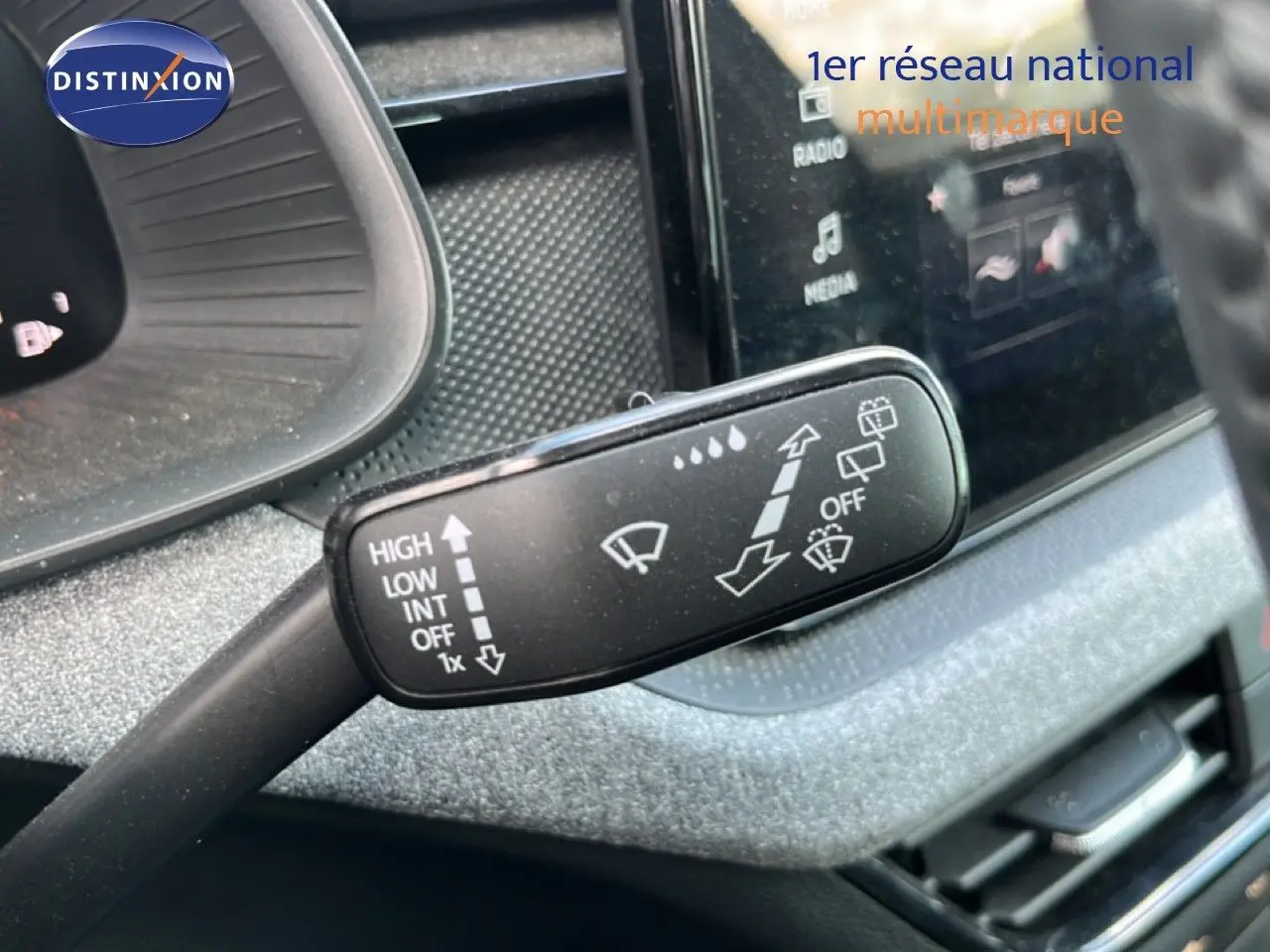Gros plan sur la commande d’essuie-glace dans l’habitacle gris noir d’une Skoda Scala 2025 finition Selection.