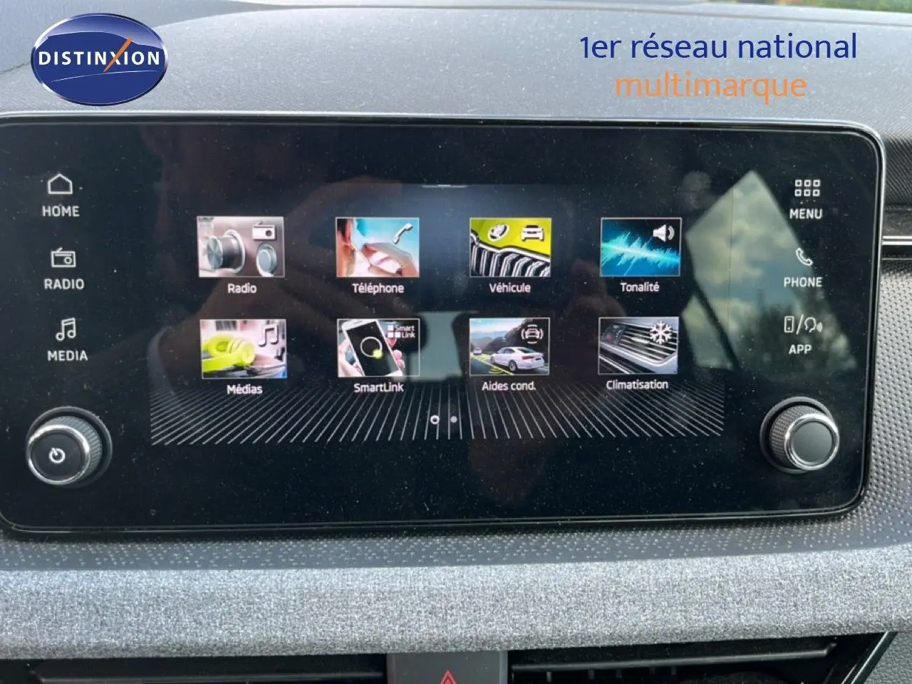 Écran tactile central du tableau de bord de la Skoda Scala gris graphite, affichant les menus multimédia et véhicule.