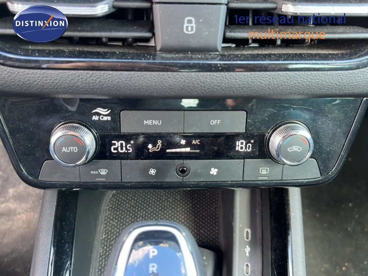 Vue rapprochée de la console centrale de la Skoda Scala gris graphite, montrant la climatisation automatique et le levier de boîte auto.