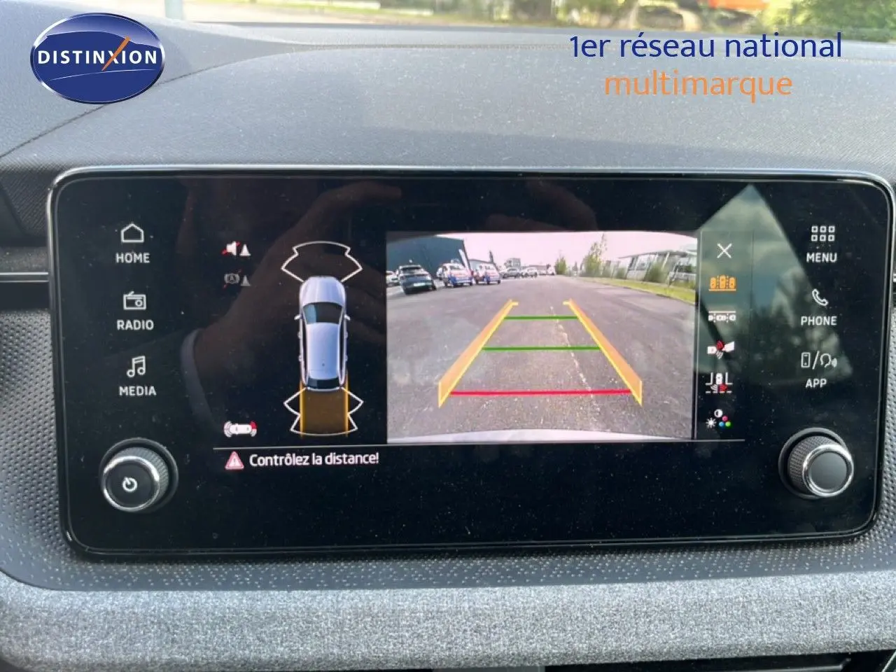 Écran central de la Skoda Scala 2025 montrant la caméra de recul avec guidage de trajectoire en vue arrière.