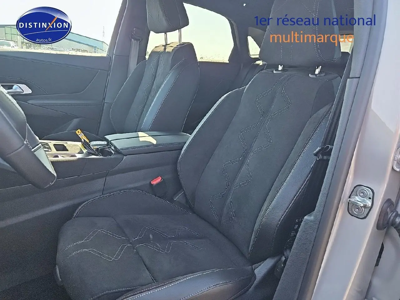 Vue intérieure côté conducteur du DS7 1.5 BlueHDi 130 Edition France avec sièges noirs en alcantara et coutures décoratives.