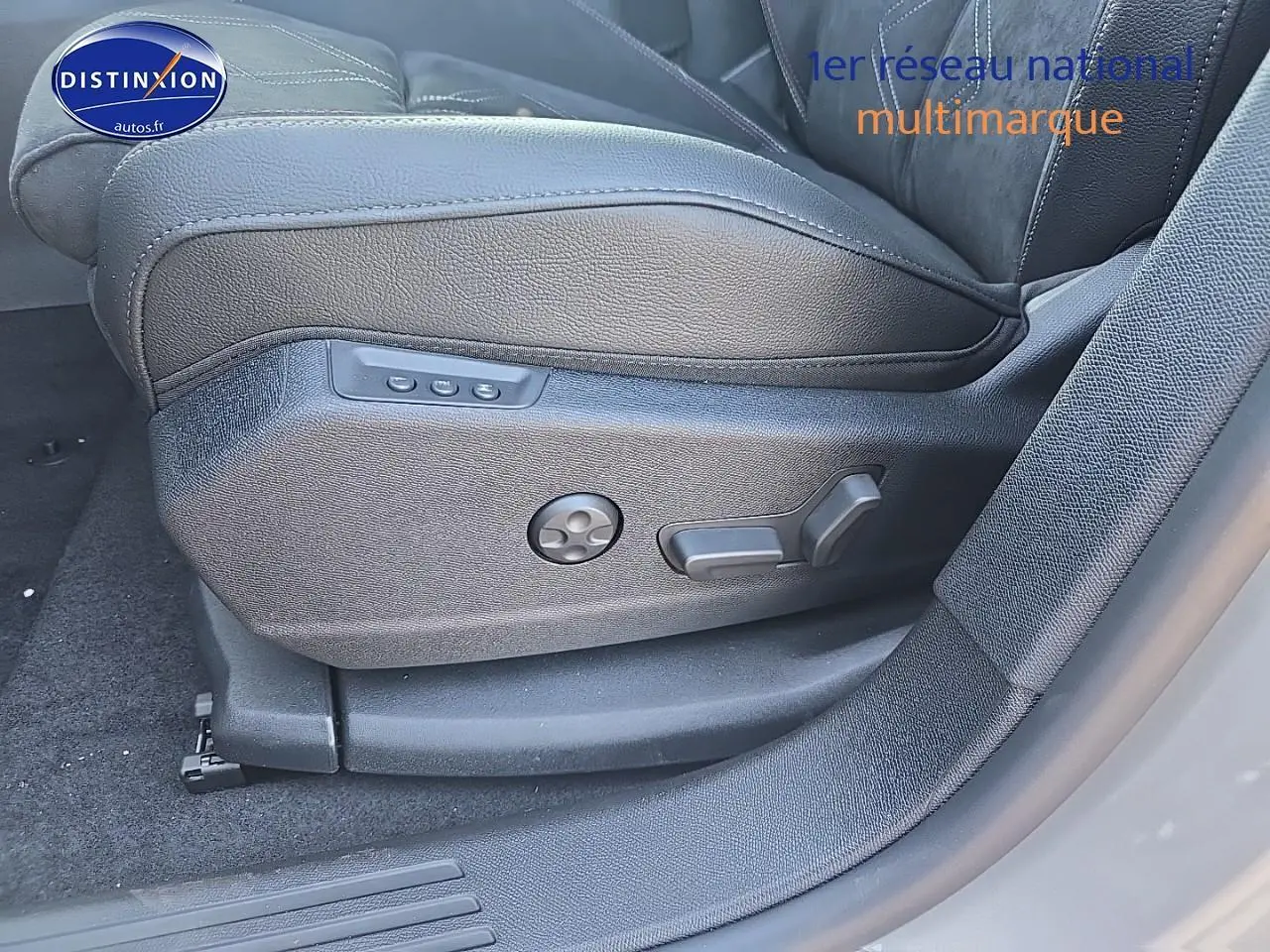 Gros plan sur le siège conducteur en cuir noir avec commandes électriques du DS7 1.5 BlueHDi 130 Edition France.