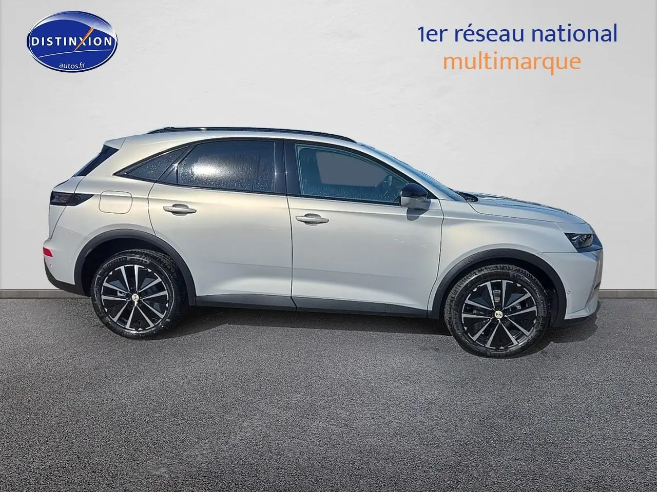 Profil côté droit du DS7 1.5 BlueHDi 130 Edition France en Cristal Pearl avec jantes noires et toit noir.