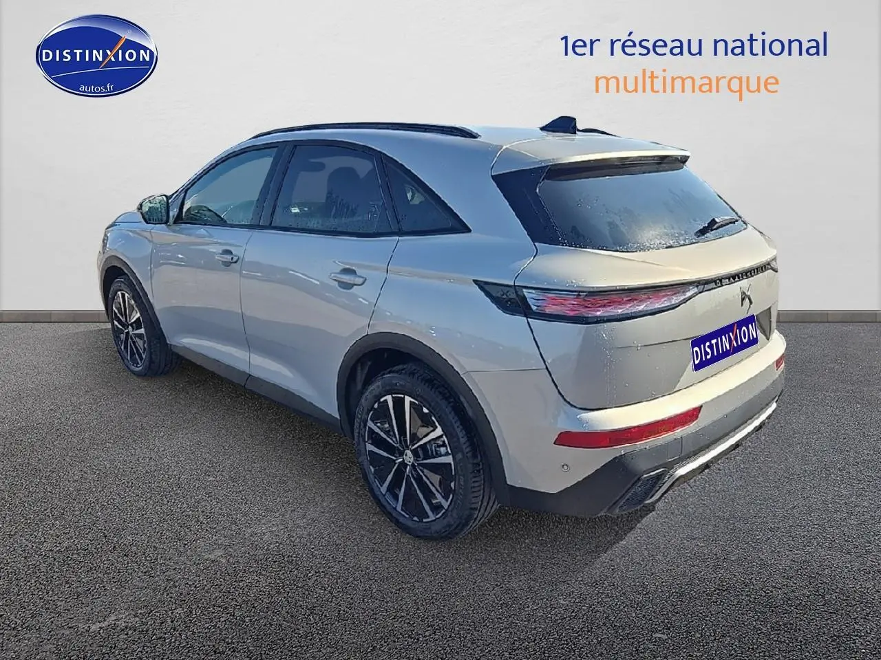 Vue 3/4 arrière droite du SUV DS7 1.5 BlueHDi 130 édition France en Cristal Pearl avec jantes noires et vitres teintées.