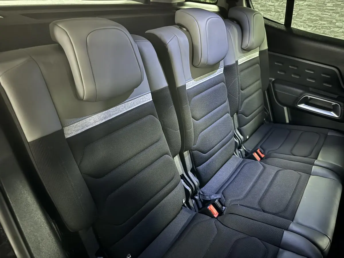 Vue rapprochée des trois sièges arrière indépendants noirs du Citroën C5 Aircross 2022 avec appuie-têtes intégrés.