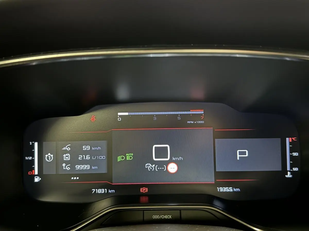 Tableau de bord numérique du Citroën C5 Aircross 2022, affichage vitesse, consommation et indicateurs divers.