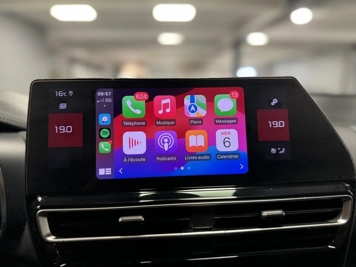 Écran tactile central du tableau de bord du Citroën C5 Aircross 2022 avec interface Apple CarPlay et commandes climatisation.