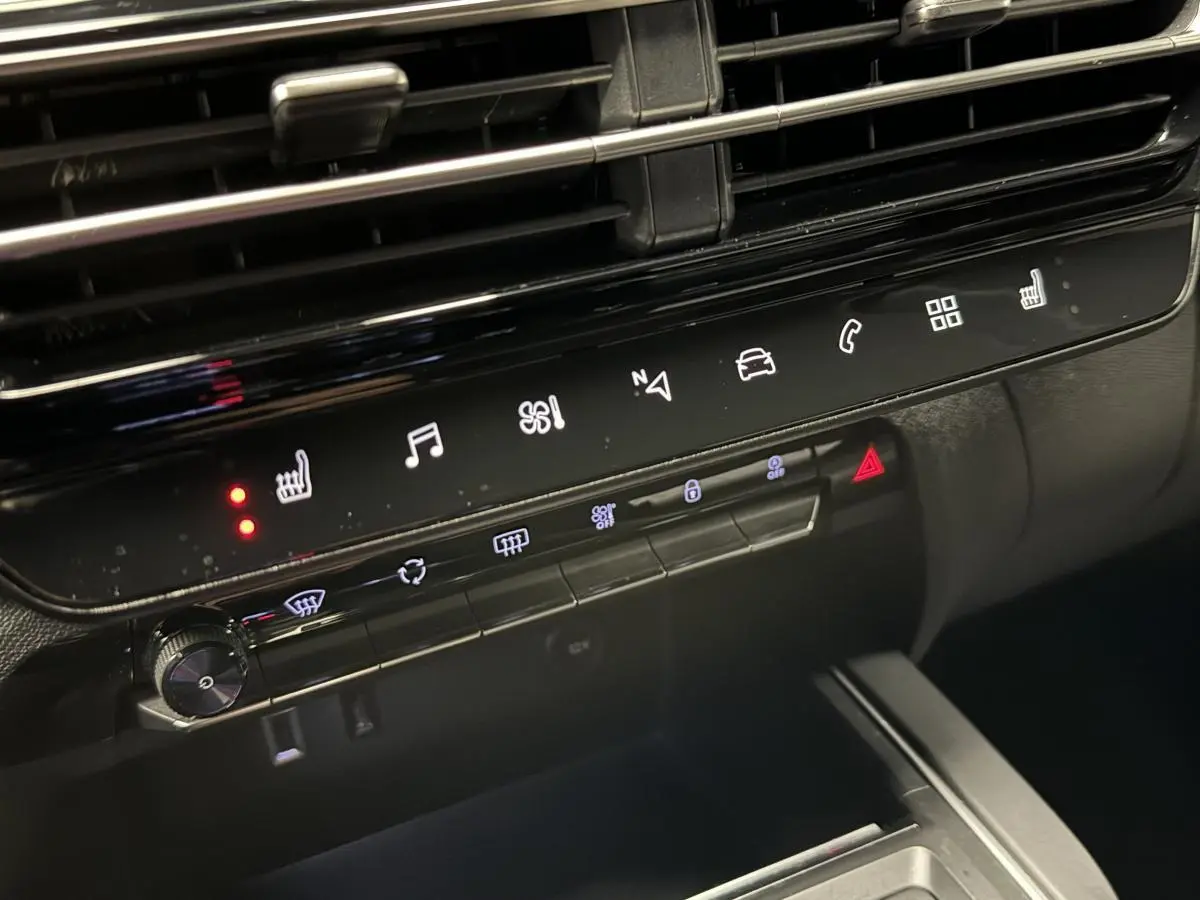 Détail de la console centrale noire du Citroën C5 Aircross 2022 avec commandes tactiles et boutons éclairés